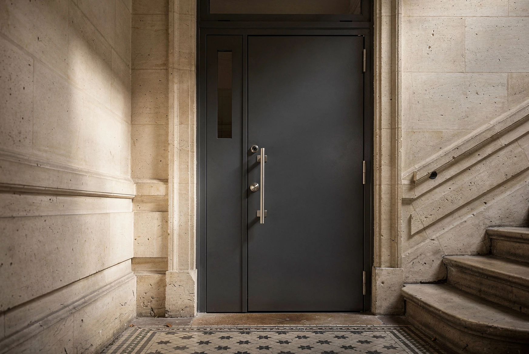 Porte d'entrée blindée avec serrure multipoints dans un immeuble parisien