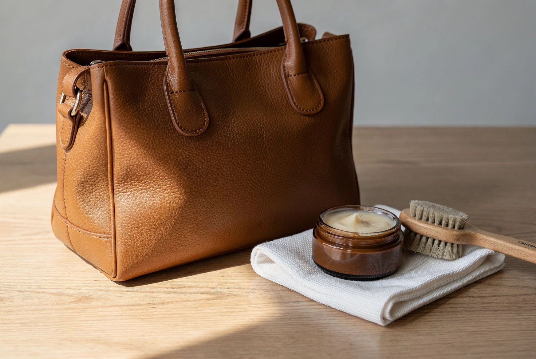 Sac à main en cuir camel nettoyé avec un chiffon doux et une crème nourrissante