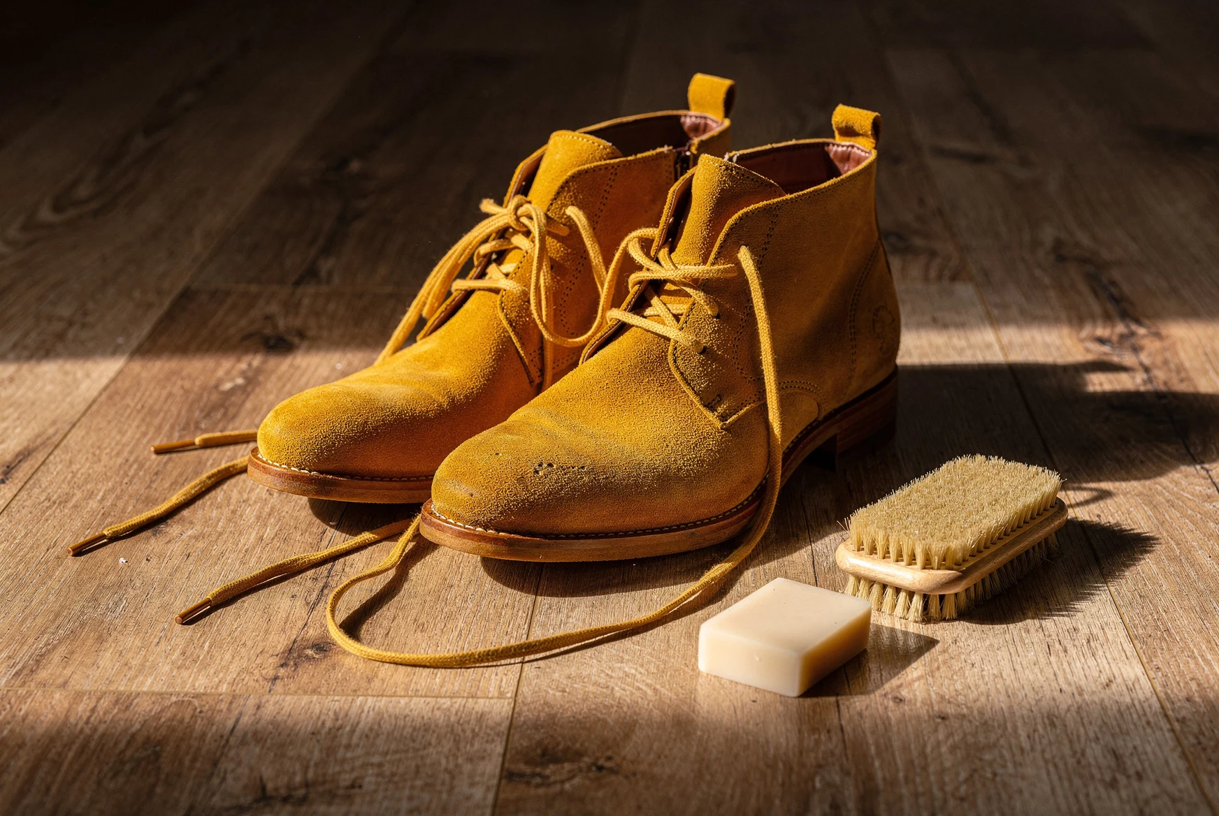 Bottines en nubuck jaune nettoyées à la gomme et à la brosse